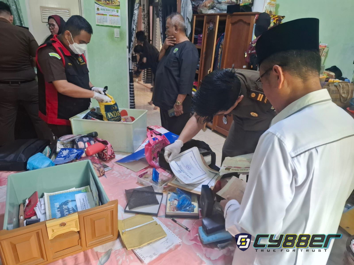 Rumah Dirut BPR Indra Arta Digeledah Penyidik Kejari Inhu, Amankan Sebundel Dokumen dan Kendaraan